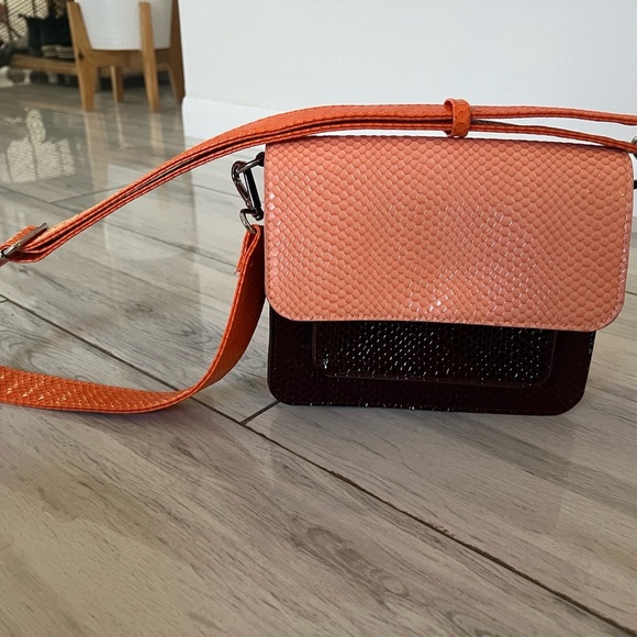 Hvisk Vegan Leather Bag Burgundy Orange Pink Boho Chic Crocodile Adjustable - Picture 11 of 13